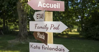 kota-finlandais-clos-du-marais-chemille-panneau-direction kota-finlandais-clos-du-marais-chemille-panneau-direction