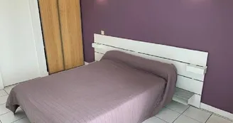 chambre-lit-double-hotel-saint-pierre-chemille-anjou chambre-lit-double-hotel-saint-pierre-chemille-anjou