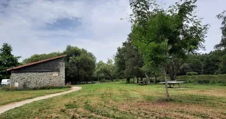 aire-de-pique-nique-CEA-Étang de saint lézin-osez-mauges-©AR (2) aire-de-pique-nique-CEA-Étang de saint lézin-osez-mauges-©AR (2)