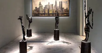L’Échiquier de Germaine Richier et Vue de Manhattan de Bernard Buffet dans l’ancien passage cocher. - _2