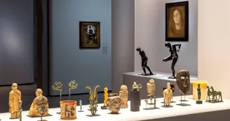 Vitrine d’objets archéologiques à l’entrée du musée et vue des premières salles ; au fond, Toulouse-Lautrec, de dos par Toulouse-Lautrec. - _4