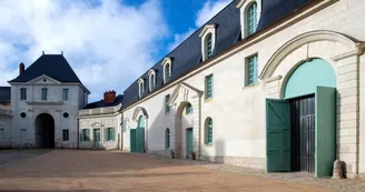 Dans la cour d’honneur de l’Abbaye Royale de Fontevraud, le bâtiment de la Fannerie qui abrite le musée. - _5