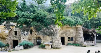 Rochemenier Village Troglodytique