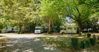 Aire Camping-cars La Roche-de-Glun - l'Hermitage au fil du Rhône Aire Camping-cars La Roche-de-Glun - l'Hermitage au fil du Rhône