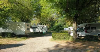 Aire Camping-cars La Roche-de-Glun - l'Hermitage au fil du Rhône Aire Camping-cars La Roche-de-Glun - l'Hermitage au fil du Rhône