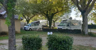 Aire Camping-cars La Roche-de-Glun - l'Hermitage au fil du Rhône Aire Camping-cars La Roche-de-Glun - l'Hermitage au fil du Rhône