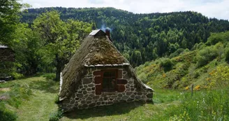 Gîte Chaumière dans un écrin de nature