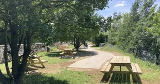 Aire de pique nique au bord de la Viarhôna