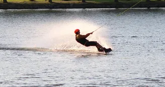 Savage WakePark - Activités de glisse aquatique (wakeboard, wakeskate, wakeski et bouée tractée)
