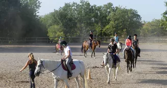 Randonnées équestres avec le Centre des Combes Randonnées équestres avec le Centre des Combes