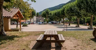 Aire de pique-nique - Place du Chambon
