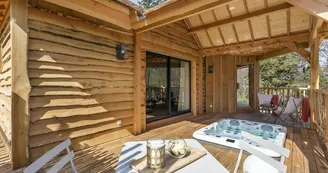 Domaine des Cabanes Suspendues : cabane SPA Verveine Domaine des Cabanes Suspendues : cabane SPA Verveine