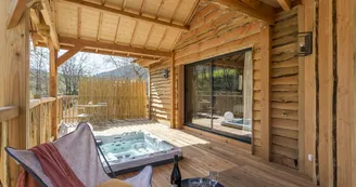 Domaine des Cabanes Suspendues : cabane SPA Verveine Domaine des Cabanes Suspendues : cabane SPA Verveine