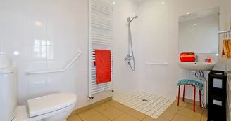 13 chambre PMR gîte d'étape et de groupe de la métairie Saché (2)