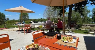 Le p'tit resto du Château - Le Baladin terrasse sur Loire © Bertrand Pignet
