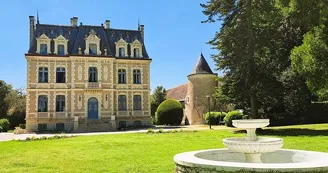 Domaine du Château de la Rolandière - Camping à Trogues, France.