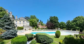 Domaine du Château de la Rolandière - Camping à Trogues, France.