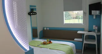 First-Inn-Hotel-chambre-lit-double-banquette-lit-Blois©First-Hotel-Blois First-Inn-Hotel-chambre-lit-double-banquette-lit-Blois©First-Hotel-Blois