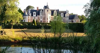 CHATEAU ET PIECE D'EAU