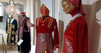 Musée des costumes et parures du monde