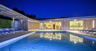 piscine exérieure face au POLE BIEN ETRE