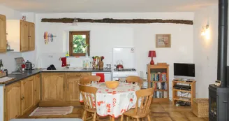 Cuisine et salle à manger de Poppy. Poppy's kitchen and dining area.