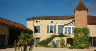 Notre maison et son pigeonnier rouge