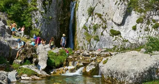 Randonneurs-a-la-cascade-de-Sanchese-LESCUN Randonneurs-a-la-cascade-de-Sanchese-LESCUN
