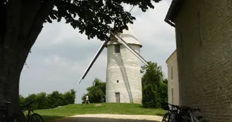 Le moulin vu depuis la maison du meunier Le moulin vu depuis la maison du meunier