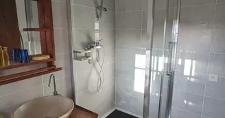 Une salle d'eau Une salle d'eau