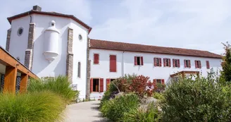 Centre culturel Bideak derrière le BAT