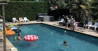 Gîte-Le-Guinot-piscine-enfants