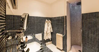 domaine-ecrin-lumiere-douche-ronde-campsegret-tourisme domaine-ecrin-lumiere-douche-ronde-campsegret-tourisme