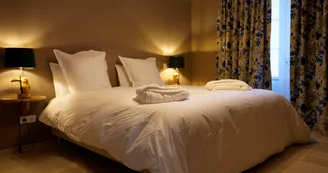 domaine-ecrin-lumiere-lit-double-campsegret-tourisme-vallee-isle domaine-ecrin-lumiere-lit-double-campsegret-tourisme-vallee-isle