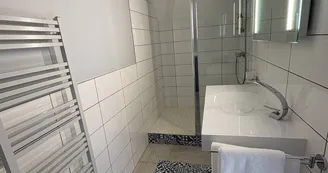 domaine-ecrin-lumiere-salle-bain-campsegret-tourisme domaine-ecrin-lumiere-salle-bain-campsegret-tourisme