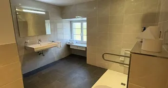 domaine-ecrin-lumiere-salle-bain-PMR-campsegret-tourisme-vallee-isle domaine-ecrin-lumiere-salle-bain-PMR-campsegret-tourisme-vallee-isle