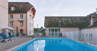 appart-hotel-la-roche-posay-piscine