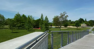 La vue sur la base de loisirs depuis la passerelle