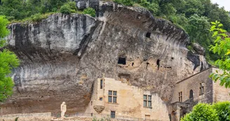 Les Eyzies AdobeStock_184408190 Les Eyzies AdobeStock_184408190