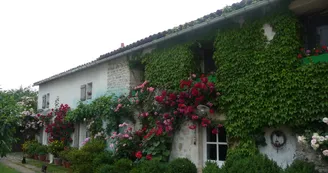 La chambre d'hôtes "La Maison des Chevaux" à Germond-Rouvre La chambre d'hôtes "La Maison des Chevaux" à Germond-Rouvre
