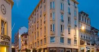 Hôtel Mercure Plaza-Biarritz - Vue nocturne de l'avenue Edouard VII.