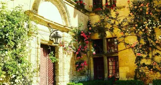 fleurs sur la façade du château de Neuvic