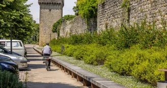 -D-Darrault-Petites-Cites-de-Caractere-Remparts et vélo