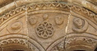 Eglise Saint Jacques le majeur  - tympan sculpté