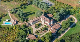 CHATEAU LAUQUERIE LAUZUN800x600 vue aerienne
