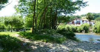 Camping-irouleguy-municipal-acces-riviere-baignade-st etienne de baigorry©otgb