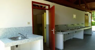 Camping-irouleguy-municipal-sanitaires-vaisselle-st etienne de baigorry©otgb