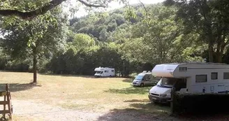 Aire de camping-car dans la prairie