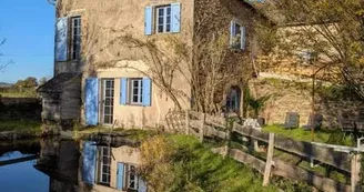 Ancienne ferme rénovée au cœur du Ségala, notre maison d’hôtes Saisonnée offre un cadre naturel paisible à Centrès, en Aveyron.