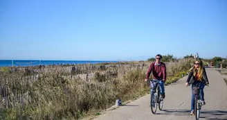 Couple_en_balade_a_velo-R_Domergue_OT-THAU-20632-1200px